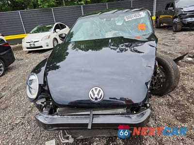 Piąte zdjęcie samochodu w środku: 2018 VOLKSWAGEN BEETLE S VIN:3VWFD7ATXJM714147 - miniatura