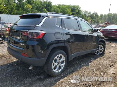 Trzecie zdjęcie samochodu z tyłu: 2025 JEEP COMPASS LATITUDE VIN:3C4NJDBN3ST617353 - miniatura