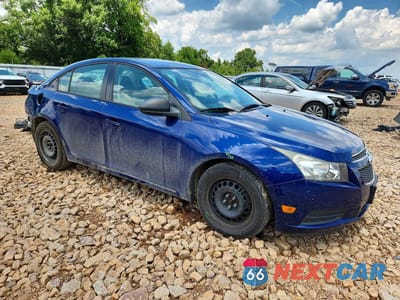 Czwarte zdjęcie samochodu z boku: 2013 CHEVROLET CRUZE LS VIN:1G1PB5SH9D7251842 - miniatura