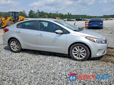 Czwarte zdjęcie samochodu z boku: 2017 KIA FORTE LX VIN:3KPFL4A78HE021637 - miniatura