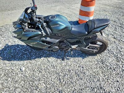 Trzecie zdjęcie samochodu z tyłu: 2025 KAWASAKI EX650 P VIN:ML5EXEP13SDAF8914 - miniatura