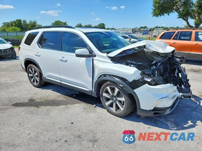Czwarte zdjęcie samochodu z boku: 2025 HONDA PILOT TOURING VIN:5FNYG1H78SB170603 - miniatura