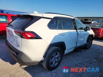 Trzecie zdjęcie samochodu z tyłu: 2022 TOYOTA RAV4 XLE VIN:4T3RWRFV3NU054134 - miniatura