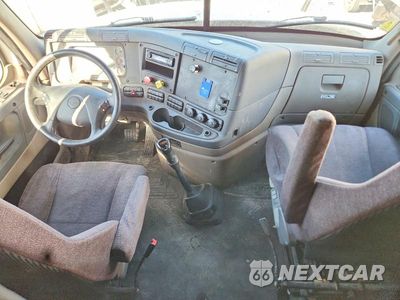 Zdjęcie 8 z 14 samochodu: 2014 FREIGHTLINER CASCADIA SEMI TRUCK VIN:1FUJGLD53ELFH6721 - miniatura