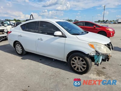 Czwarte zdjęcie samochodu z boku: 2014 NISSAN VERSA VIN:3N1CN7APXEK460451 - miniatura