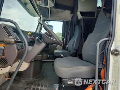 Zdjęcie 7 z 14 samochodu: 2016 VOLVO VNL SEMI TRUCK VIN:4V4NC9EH6GN938778 - miniatura