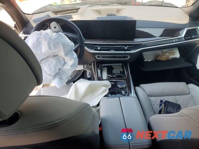 Zdjęcie 8 z 12 samochodu: 2025 BMW X7 XDRIVE40I VIN:5UX23EM00S9X66931 - miniatura