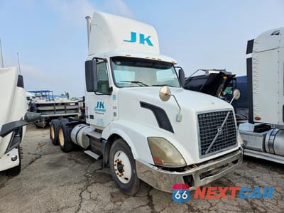 Czwarte zdjęcie samochodu z boku: 2012 VOLVO VNL SEMI TRUCK VIN:4V4NC9EH0CN538452 - miniatura