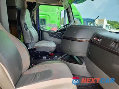 Piąte zdjęcie samochodu w środku: 2019 VOLVO VNL SEMI TRUCK VIN:4V4NC9EH7KN200285 - miniatura