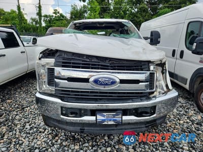 Piąte zdjęcie samochodu w środku: 2019 FORD F350 SUPER DUTY VIN:1FT8W3BT1KEG01174 - miniatura