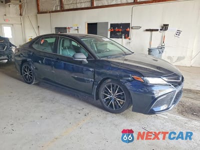 Czwarte zdjęcie samochodu z boku: 2022 TOYOTA CAMRY SE VIN:4T1G11AK4NU068685 - miniatura