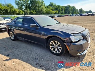 Czwarte zdjęcie samochodu z boku: 2015 CHRYSLER 300 LIMITED VIN:2C3CCAAG8FH830448 - miniatura