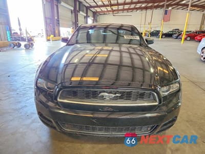 Piąte zdjęcie samochodu w środku: 2014 FORD MUSTANG VIN:1ZVBP8AM2E5286915 - miniatura