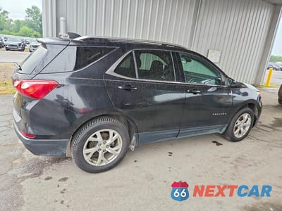 Trzecie zdjęcie samochodu z tyłu: 2020 CHEVROLET EQUINOX LT VIN:2GNAXVEX4L6251657 - miniatura