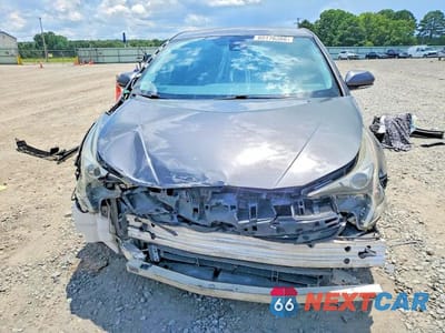 Piąte zdjęcie samochodu w środku: 2017 TOYOTA PRIUS TWO VIN:JTDKBRFU8H3031248 - miniatura