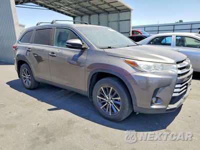 Czwarte zdjęcie samochodu z boku: 2019 TOYOTA HIGHLANDER XLE VIN:5TDJZRFH2KS596496 - miniatura