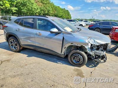 Czwarte zdjęcie samochodu z boku: 2024 CHEVROLET TRAX 1LT VIN:KL77LHE24RC227859 - miniatura
