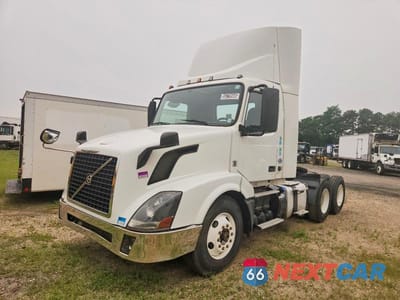 Drugie zdjęcie samochodu z przodu: 2016 VOLVO VNL SEMI TRUCK VIN:4V4NC9EGXGN959897 - miniatura
