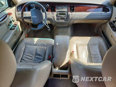 Zdjęcie 8 z 13 samochodu: 2011 LINCOLN TOWN CAR SIGNATURE LIMITED VIN:2LNBL8CV4BX751964 - miniatura
