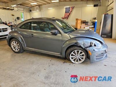 Czwarte zdjęcie samochodu z boku: 2018 VOLKSWAGEN BEETLE SE VIN:3VWJD7AT8JM712892 - miniatura