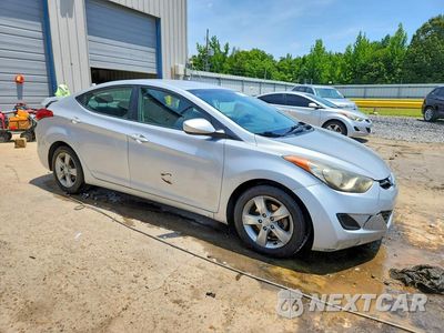 Czwarte zdjęcie samochodu z boku: 2013 HYUNDAI ELANTRA GLS VIN:KMHDH4AEXDU784676 - miniatura