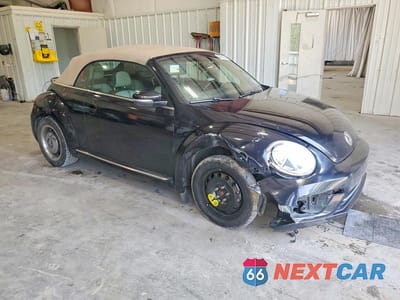 Czwarte zdjęcie samochodu z boku: 2018 VOLKSWAGEN BEETLE S VIN:3VW5DAAT2JM505025 - miniatura