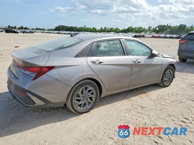 Trzecie zdjęcie samochodu z tyłu: 2024 HYUNDAI ELANTRA SEL VIN:KMHLM4DG0RU663196 - miniatura