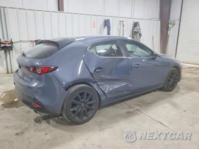 Trzecie zdjęcie samochodu z tyłu: 2023 MAZDA 3 PREFERRED VIN:JM1BPALM6P1600356 - miniatura