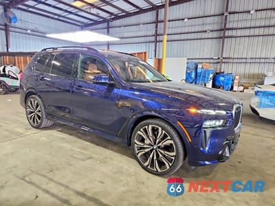 Czwarte zdjęcie samochodu z boku: 2025 BMW X7 XDRIVE40I VIN:5UX23EM09S9008392 - miniatura