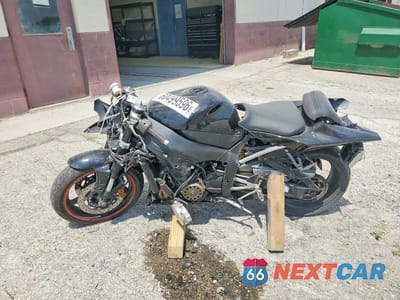 Trzecie zdjęcie samochodu z tyłu: 2002 YAMAHA YZFR1 VIN:JYARN10E42A004619 - miniatura