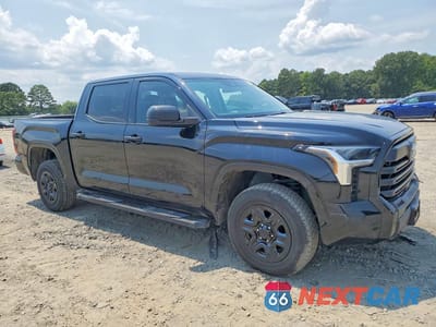 Czwarte zdjęcie samochodu z boku: 2023 TOYOTA TUNDRA SR VIN:5TFKB5DB6PX120866 - miniatura
