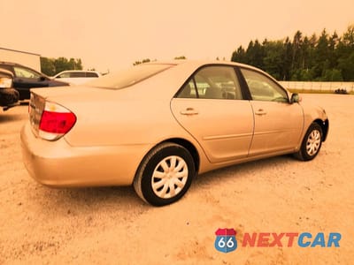 Trzecie zdjęcie samochodu z tyłu: 2005 TOYOTA CAMRY LE VIN:4T1BE32K05U540423 - miniatura