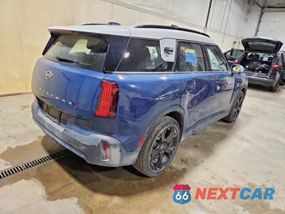 Trzecie zdjęcie samochodu z tyłu: 2025 MINI COUNTRYMAN S ALL4 VIN:WMZ23GA08S7T57654 - miniatura