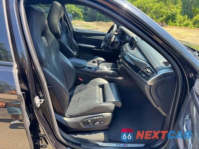 Piąte zdjęcie samochodu w środku: 2017 BMW X6 M VIN:5YMKW8C36H0U72380 - miniatura
