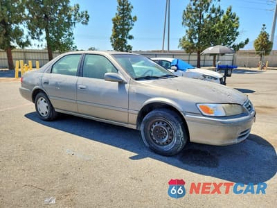 Czwarte zdjęcie samochodu z boku: 2000 TOYOTA CAMRY CE VIN:4T1BG22K5YU001191 - miniatura