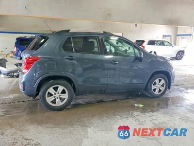 Trzecie zdjęcie samochodu z tyłu: 2021 CHEVROLET TRAX 1LT VIN:KL7CJLSB1MB311048 - miniatura