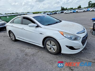 Czwarte zdjęcie samochodu z boku: 2015 HYUNDAI SONATA HYBRID BASE VIN:KMHEC4A4XFA138651 - miniatura