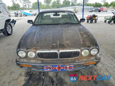 Piąte zdjęcie samochodu w środku: 2000 JAGUAR XJ8 VIN:SAJDA14C1YLF13765 - miniatura