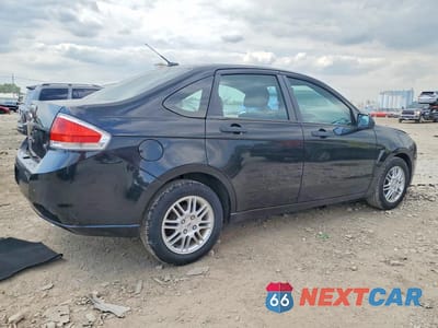 Trzecie zdjęcie samochodu z tyłu: 2010 FORD FOCUS SE VIN:1FAHP3FN7AW287697 - miniatura