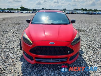 Piąte zdjęcie samochodu w środku: 2017 FORD FOCUS ST VIN:1FADP3L93HL218328 - miniatura
