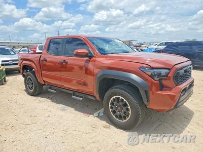 Czwarte zdjęcie samochodu z boku: 2025 TOYOTA TACOMA TRD OFF-ROAD VIN:3TMLB5JN8SM165406 - miniatura