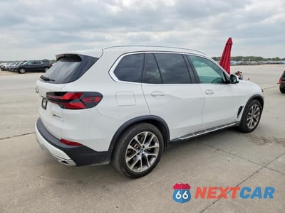 Trzecie zdjęcie samochodu z tyłu: 2025 BMW X5 XDRIVE50E VIN:5UX43EU06S9X96024 - miniatura