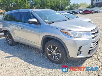 Czwarte zdjęcie samochodu z boku: 2017 TOYOTA HIGHLANDER XLE VIN:5TDJZRFH2HS439902 - miniatura