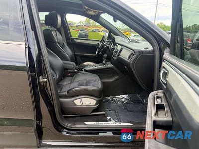 Piąte zdjęcie samochodu w środku: 2017 PORSCHE MACAN GTS VIN:WP1AG2A51HLB56322 - miniatura
