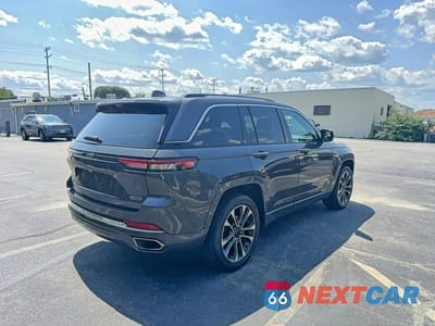 Czwarte zdjęcie samochodu z boku: 2022 JEEP GRAND CHEROKEE OVERLAND VIN:1C4RJHDG6N8621729 - miniatura