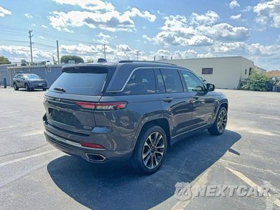 Czwarte zdjęcie samochodu z boku: 2022 JEEP GRAND CHEROKEE OVERLAND VIN:1C4RJHDG6N8621729 - miniatura
