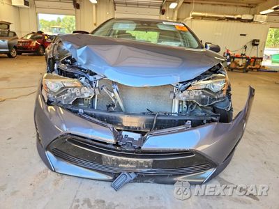 Piąte zdjęcie samochodu w środku: 2018 TOYOTA COROLLA LE VIN:5YFBURHE7JP831052 - miniatura