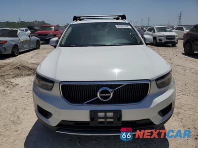 Piąte zdjęcie samochodu w środku: 2019 VOLVO XC40 T5 MOMENTUM VIN:YV4162XZ8K2014946 - miniatura