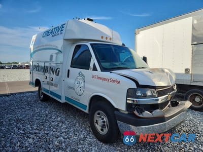 Czwarte zdjęcie samochodu z boku: 2020 CHEVROLET EXPRESS G3500 VIN:1GB0GRFGXL1261546 - miniatura