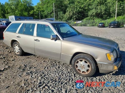 Czwarte zdjęcie samochodu z boku: 1995 MERCEDES-BENZ E 320 VIN:WDBEA92E4SF319352 - miniatura